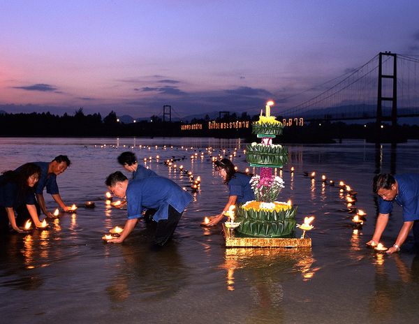 ลอยกระทง 2566 รวมสถานที่จัดงานทั่วไทย ขอขมาพระแม่คงคา 