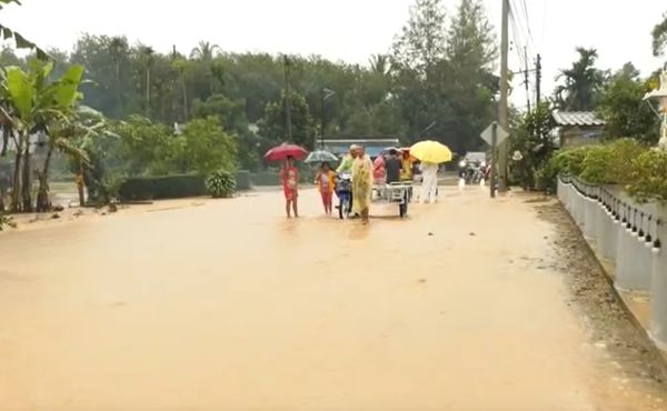 สุราษฎร์ธานีฝนตกหนักต่อเนื่อง 2 วันทำให้น้ำท่วมแล้ว 4 อำเภอพร้อมเตือนเฝ้าระวังดินถล่ม