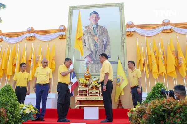 มท.จัดพิธีมอบธงตราสัญลักษณ์ เฉลิมพระเกียรติพระบาทสมเด็จพระเจ้าอยู่หัว 