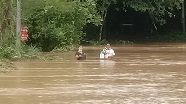 ประมวลภาพ ฝนถล่มปราจีนฯ น้ำป่าหลากท่วมหมู่บ้านตีนเขาทับลาน