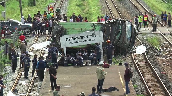 เปิดคลิปนาที รถไฟชนรถบัส คณะสายบุญทอดกฐิน