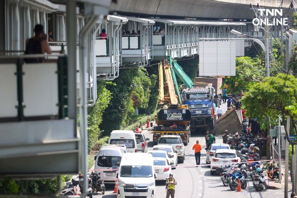 ถนนสุขุมวิททรุดตัว เจ้าหน้าที่เร่งยกรถบรรทุกออกจากหลุม 