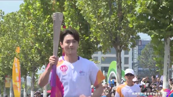 “สวี่ข่าย” วิ่งคบเพลิง Asian Games ครั้งที่ 19 (มีคลิป)