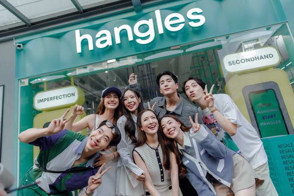 นนกุล เขินแรง! แอฟ ทักษร หอบดอกไม้เซอร์ไพรส์วันปิดร้าน hangles