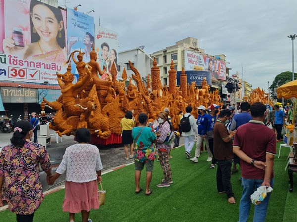 แห่เทียนพรรษา โคราชสุดอลังการ! นักท่องเที่ยวแห่ถ่ายรูปเป็นที่ระลึก