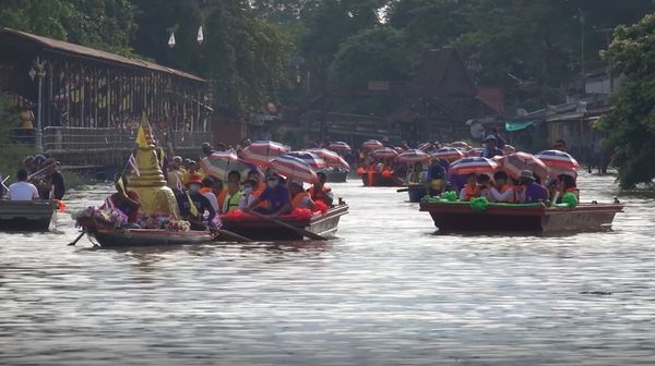 ชาวลำลูกกาล่องเรือสืบสานประเพณีทอดกฐินทางน้ำ