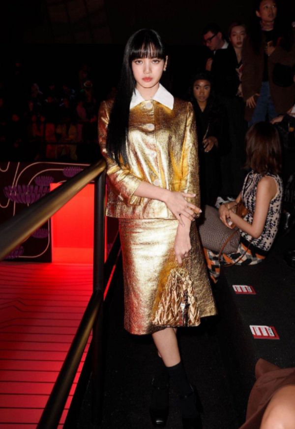 สวยสะดุดตา! 'ลิซ่า' สวมชุดทองอร่ามสุดหรูร่วมงาน 'Prada'