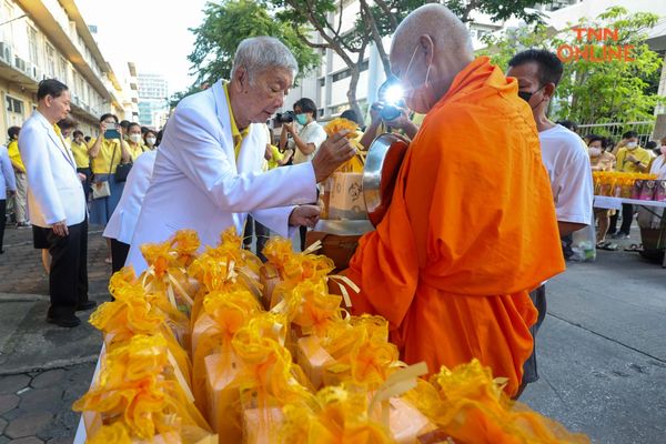 คณะแพทย์ รพ.ศิริราช พร้อมปชช. ร่วมทำบุญตักบาตรพระสงฆ์ 50 รูป น้อมรำลึกในหลวง ร.9