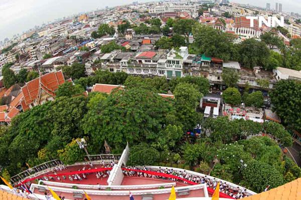 ขบวนยิ่งใหญ่ตระการตา อัญเชิญผ้าแดงห่มองค์พระบรมบรรพต(ภูเขาทอง)