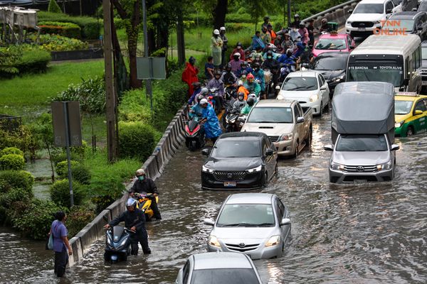 บางนาท่วมหนักหลังฝนถล่มนานต่อเนื่องหลาย ชม.