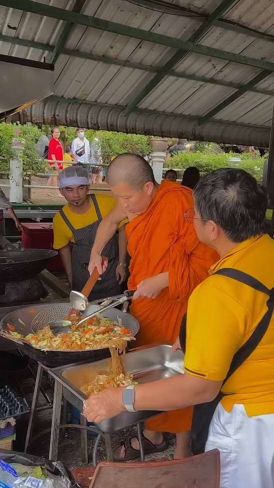 อิ่มบุญอิ่มใจ ขวัญ อุษามณี ตั้งโรงทานแจกอาหาร วัดท่าไม้