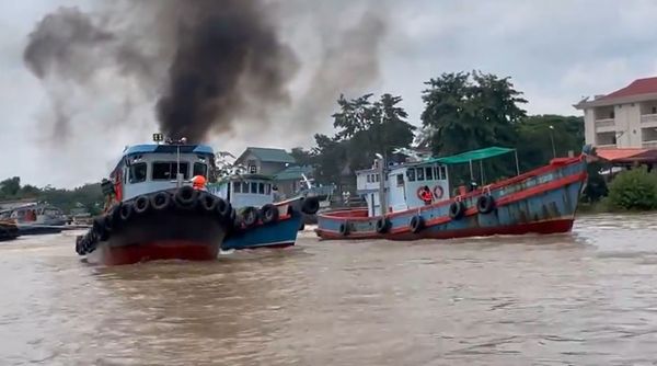 คลิประทึก! เรือลากจูง หวิดพุ่งชนแพให้อาหารปลาหน้าวัดพนัญเชิงฯ 