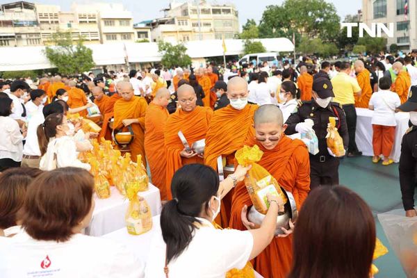 ตักบาตรวันมาฆบูชา รับบุญเช้าสืบสานประเพณีทางศาสนา