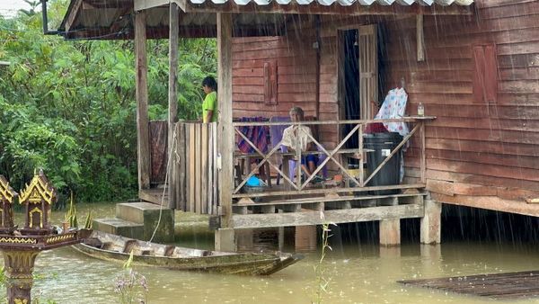 พัทลุงฝนตกหนัก-น้ำท่วมสูงต้องใช้เรือสัญจร