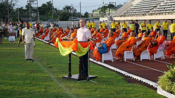 วันปีใหม่ 2567 พสกนิกรทั่วไทย ร่วมทำบุญตักบาตรเพื่อความเป็นสิริมงคล