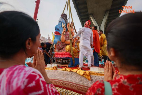 ลอยองค์ “พระพิฆเณศ” สู่แม่น้ำเจ้าพระยาในเทศกาลคเณศจตุรถี 