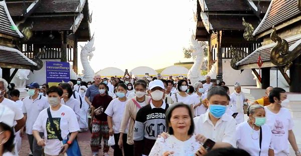 คนนับหมื่น! ปชช. เข้ากราบสักการะ ‘พระบรมสารีริกธาตุ’ แน่นหอคำหลวง