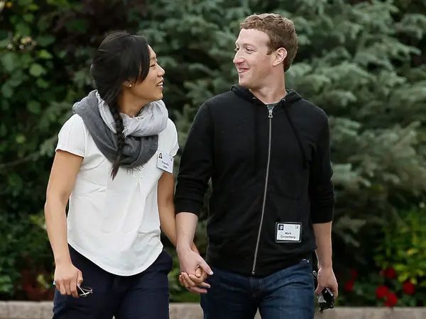 แง้มชีวิต  “Mark Zuckerberg” คุณพ่อของลูกสาวและสามีผู้รักภรรยาสุดหัวใจ