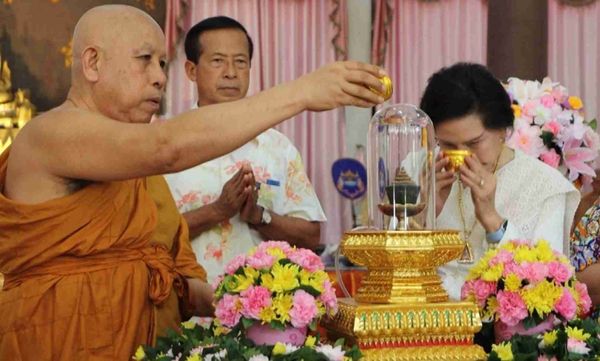 สงกรานต์พิษณุโลก! เปิดภาพสรงน้ำพระบรมสารีริกธาตุ ห่มผ้าเจดีย์หลวง 700 ปี 