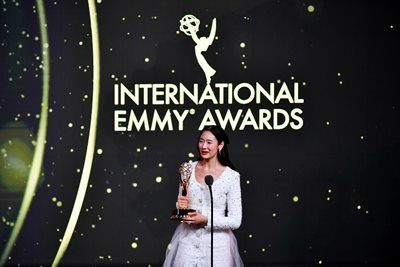 เปิดใจ ออกแบบ-ชุติมณฑน์ หลังสร้างประวัติศาสตร์คนไทยคนแรก  คว้ารางวัล Emmy Awards ครั้งที่ 52