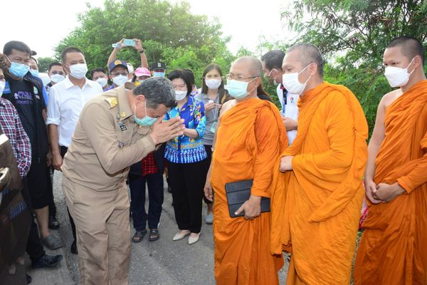 คณะสงฆ์จังหวัดอยุธยาร่วมกับปลัดมหาดไทยมอบของช่วยผู้ประสบภัยน้ำท่วม