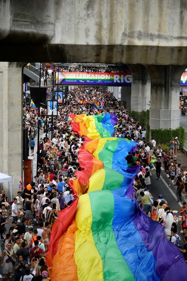 สะบัดธงแห่งความเท่าเทียม อิงฟ้า-ชาล็อต นำทัพ LGBTQIAN+ ร่วมงาน Bangkok Pride Festival 2024