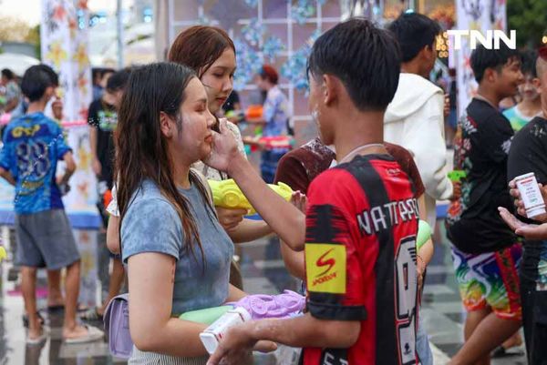 สาดน้ำ ปะแป้ง ริมเจ้าพระยา ในมหัศจรรย์เจ้าพระยามหาสงกรานต์ 2567 ไอคอนสยาม