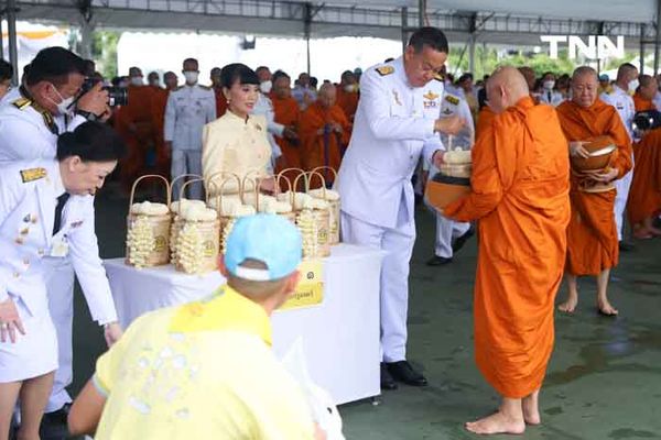 นายก นำตักบาตร-ถวายสัตย์ เนื่องในโอกาสวันเฉลิมพระชนมพรรษา พระบาทสมเด็จพระเจ้าอยู่หัว 6 รอบ