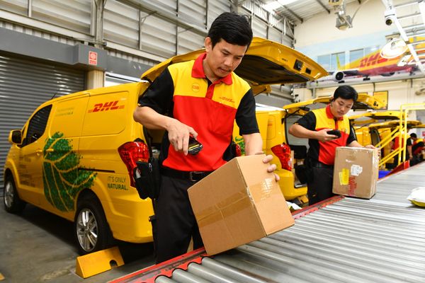 DHL ลุยใช้ EV ขนส่งพัสดุด้วยรถพลังงานไฟฟ้า เดินหน้าเพื่อความยั่งยืน !