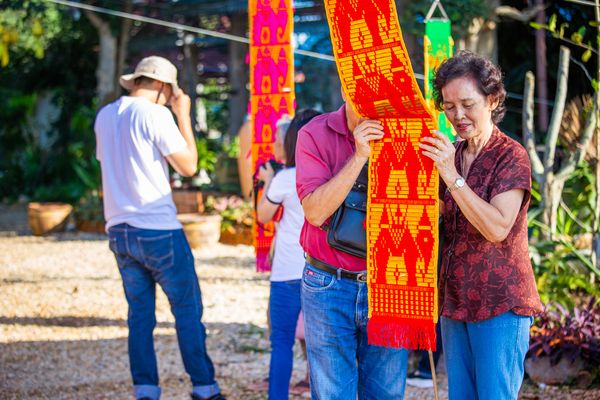 “วัดป่าพระเจ้าอุทุมพร” ก๋างจ้อง ห้อยตุง เซลฟี่กับทุ่งทานตะวัน (คลิป)