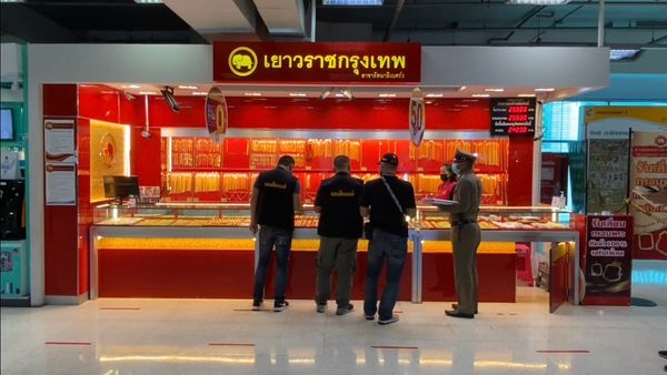 ด่วน! ระทึกกลางห้าง 2 คนร้ายบุกชิงทรัพย์ร้านทอง-กวาดกว่า 6 ล้านหนี