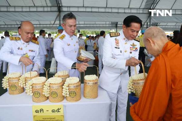 นายก นำตักบาตร-ถวายสัตย์ เนื่องในโอกาสวันเฉลิมพระชนมพรรษา พระบาทสมเด็จพระเจ้าอยู่หัว 6 รอบ