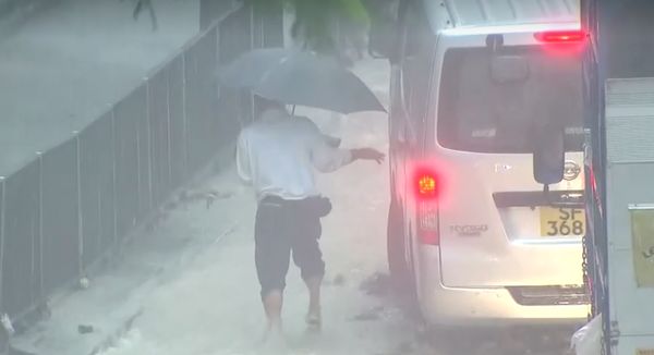 “น้ำท่วมใหญ่ฮ่องกง” พายุไห่ขุยถล่มหนัก เสียชีวิต 2 เจ็บ 140 ทั้งเกาะเป็นอัมพาต