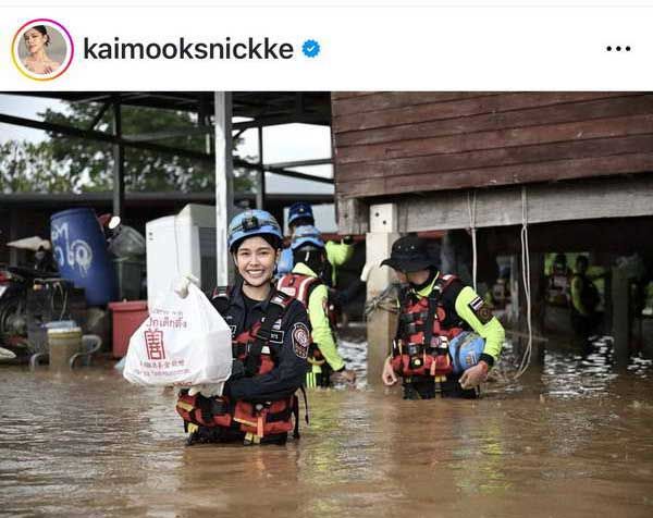 ไข่มุก รุ่งรัตน์ นักแสดงสาวจิตอาสา ลุยน้ำครึ่งตัวช่วย น้ำท่วม จ.เชียงราย