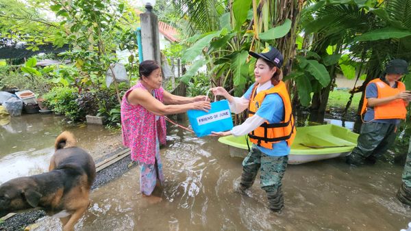 ให้กำลังใจผู้ประสบภัยน้ำท่วมจูน นาตาชา พร้อมแฟนคลับ! ลงพื้นที่มอบถุงยังชีพ 