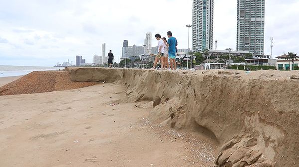 ‘หาดนาจอมเทียน’ ถูกกัดเซาะจากมรสุม เสียหาย 1,000 เมตร แจ้งเตือนเลี่ยงพื้นชั่วคราว