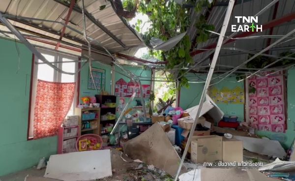พายุฤดูร้อนถล่ม “ลพบุรี” ทำให้ต้นหว้าอายุกว่า 70 ปีหักโค่นล้มทับอาคารโรงเรียนสุวัณบดี เสียหาย 3 หลัง
