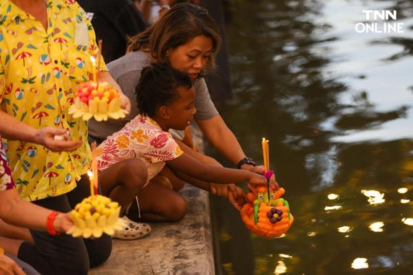 นทท.ร่วมลอยกระทง เน้นกระทงวัสดุธรรมชาติ ย่อยสลายได้