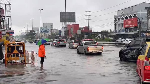 พัทยา ยังอ่วม! ฝนกระหน่ำกลางเมือง ถนนหลายสายเป็นอัมพาต