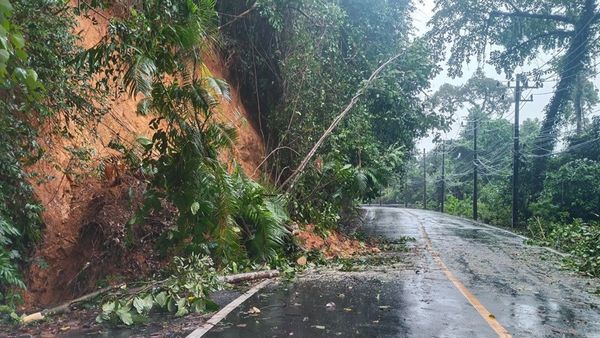 เปิดภาพ ฝนถล่มเกาะช้าง น้ำป่าหลาก-ดินสไลด์ทับบ้านเรือน