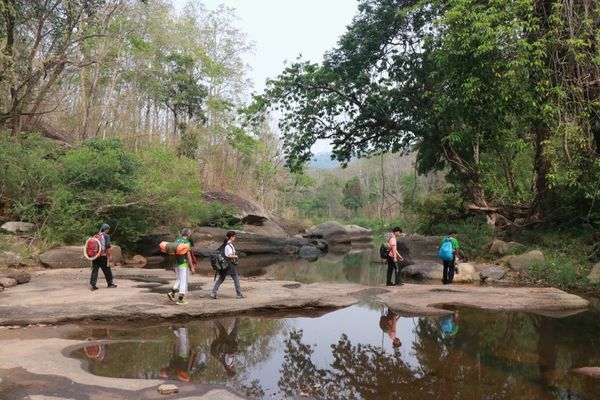 พิษณุโลก! เดินป่าคลองชมพู ค้างแรมสัมผัสธรรมชาติในฤดูแล้ง