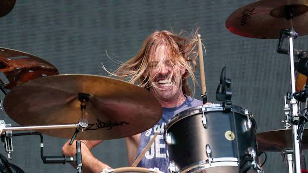 สิ้น ‘เทย์เลอร์ ฮอว์กินส์’!! สุดยอดมือกลองร็อคแบนด์ Foo Fighters เสียชีวิต วัย 50 ปี