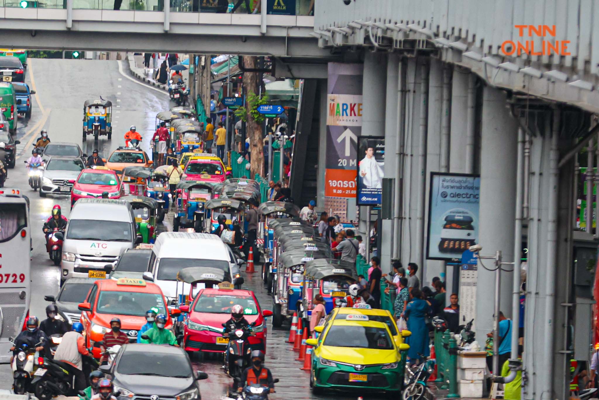 เห็นจนชินตา รถรับจ้างจอดรอรับผู้โดยสารในที่ห้ามจอด