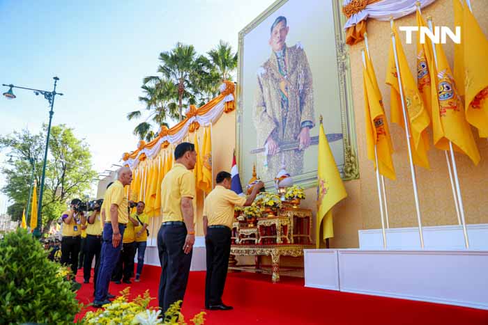 มท.จัดพิธีมอบธงตราสัญลักษณ์ เฉลิมพระเกียรติพระบาทสมเด็จพระเจ้าอยู่หัว 