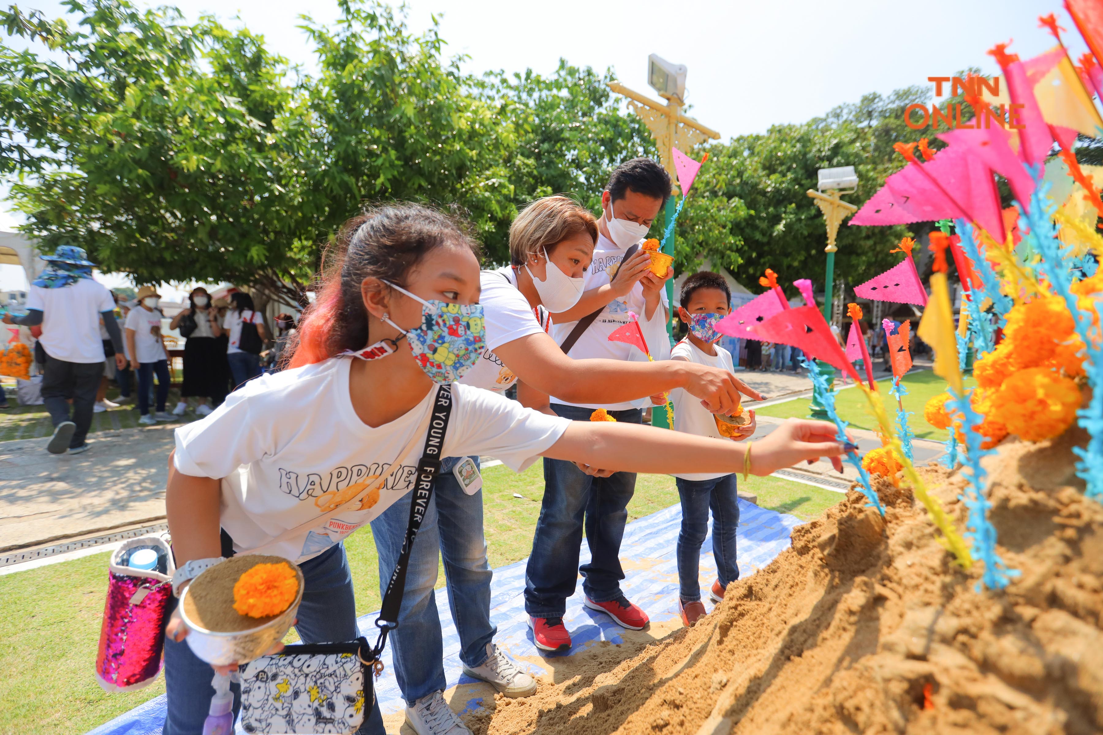 ประมวลภาพ แห่พระทางน้ำ 5 พระอารามหลวงประชาชนร่วมสรงน้ำเนื่องในเทศกาลสงกรานต์