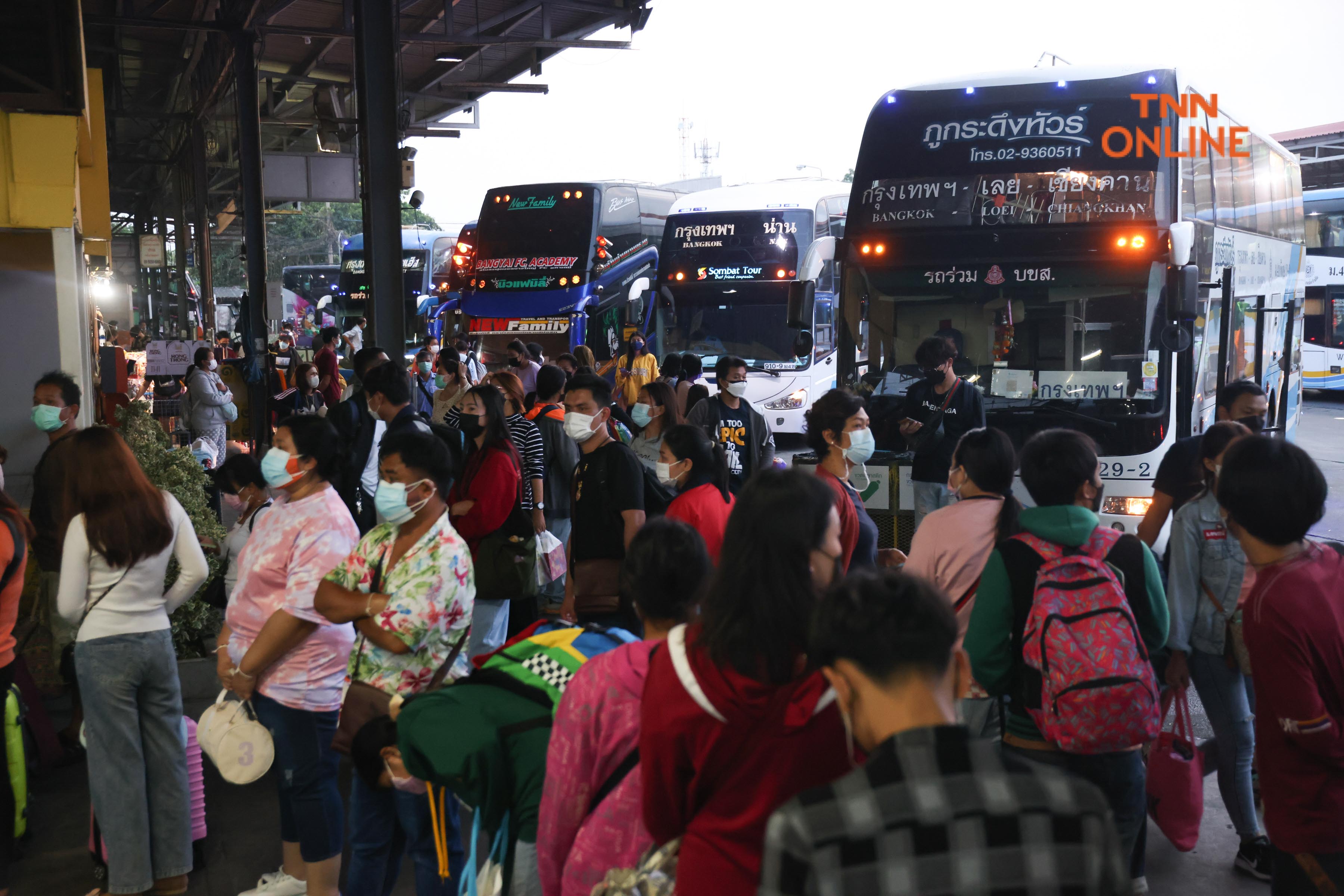 ประมวลภาพ แน่นหมอชิต2 ประชาชนกลับเข้ากทม.ตั้งแต่เช้ามืดหลังหยุดยาวช่วงสงกรานต์