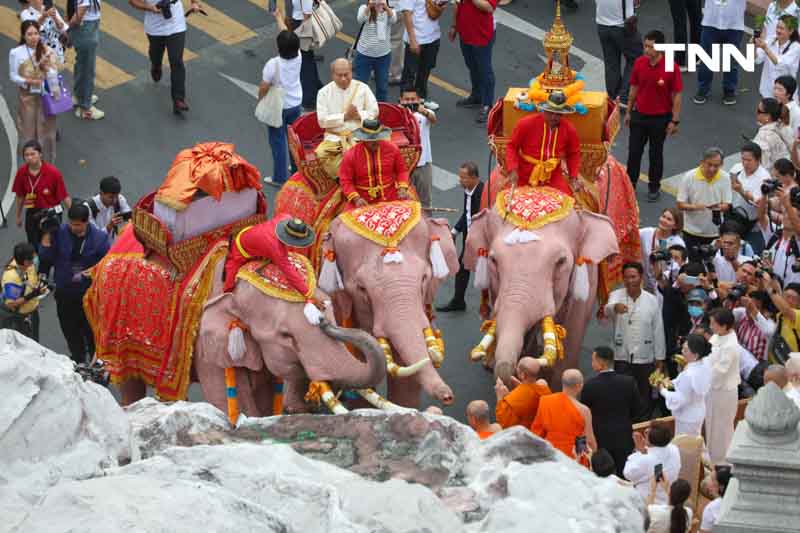 ขบวนยิ่งใหญ่ตระการตา อัญเชิญผ้าแดงห่มองค์พระบรมบรรพต(ภูเขาทอง)