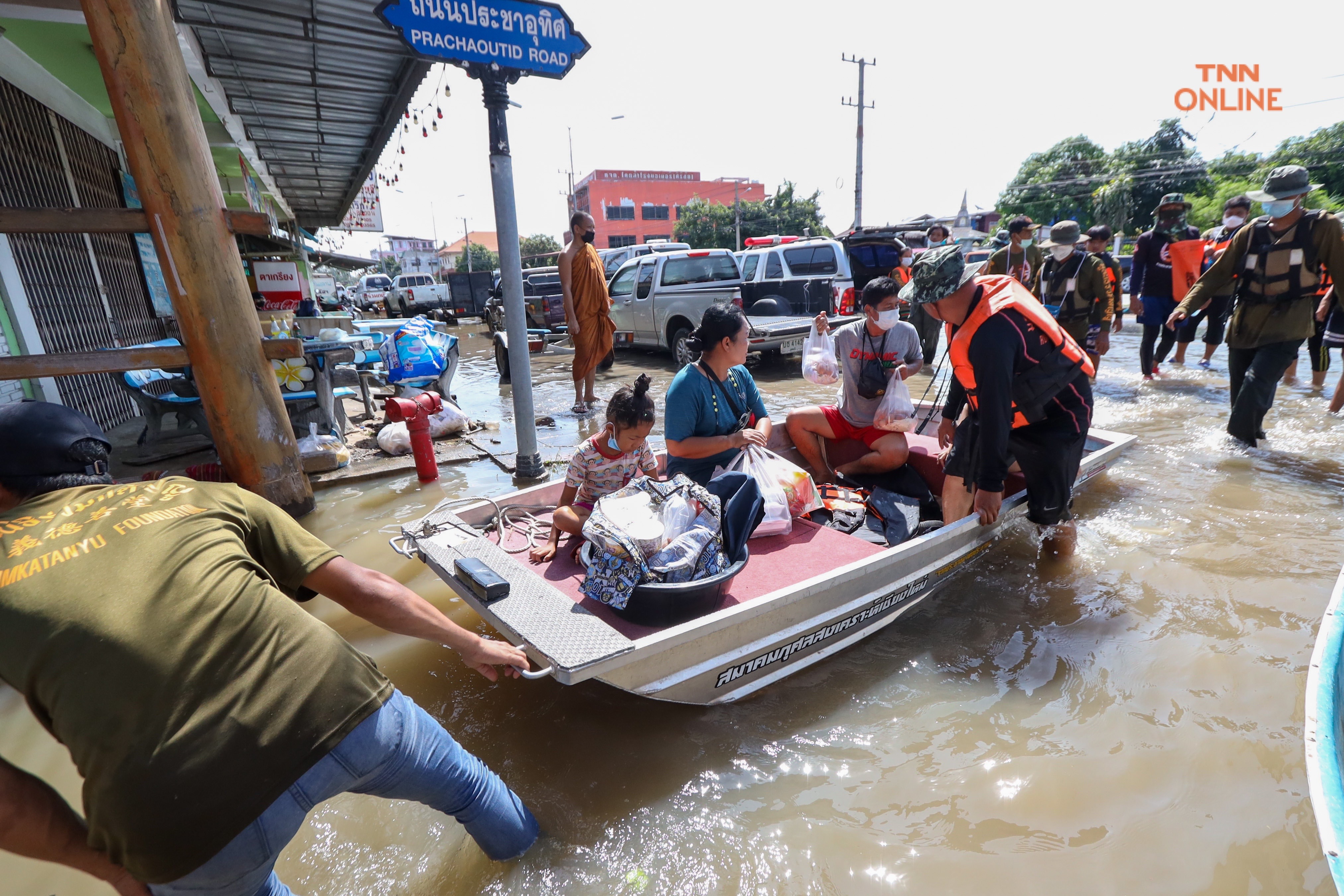 บ้านหมี่ลพบุรีน้ำท่วมสูงประชาชนใช้เรือสัญจรเข้าออกหมู่บ้าน