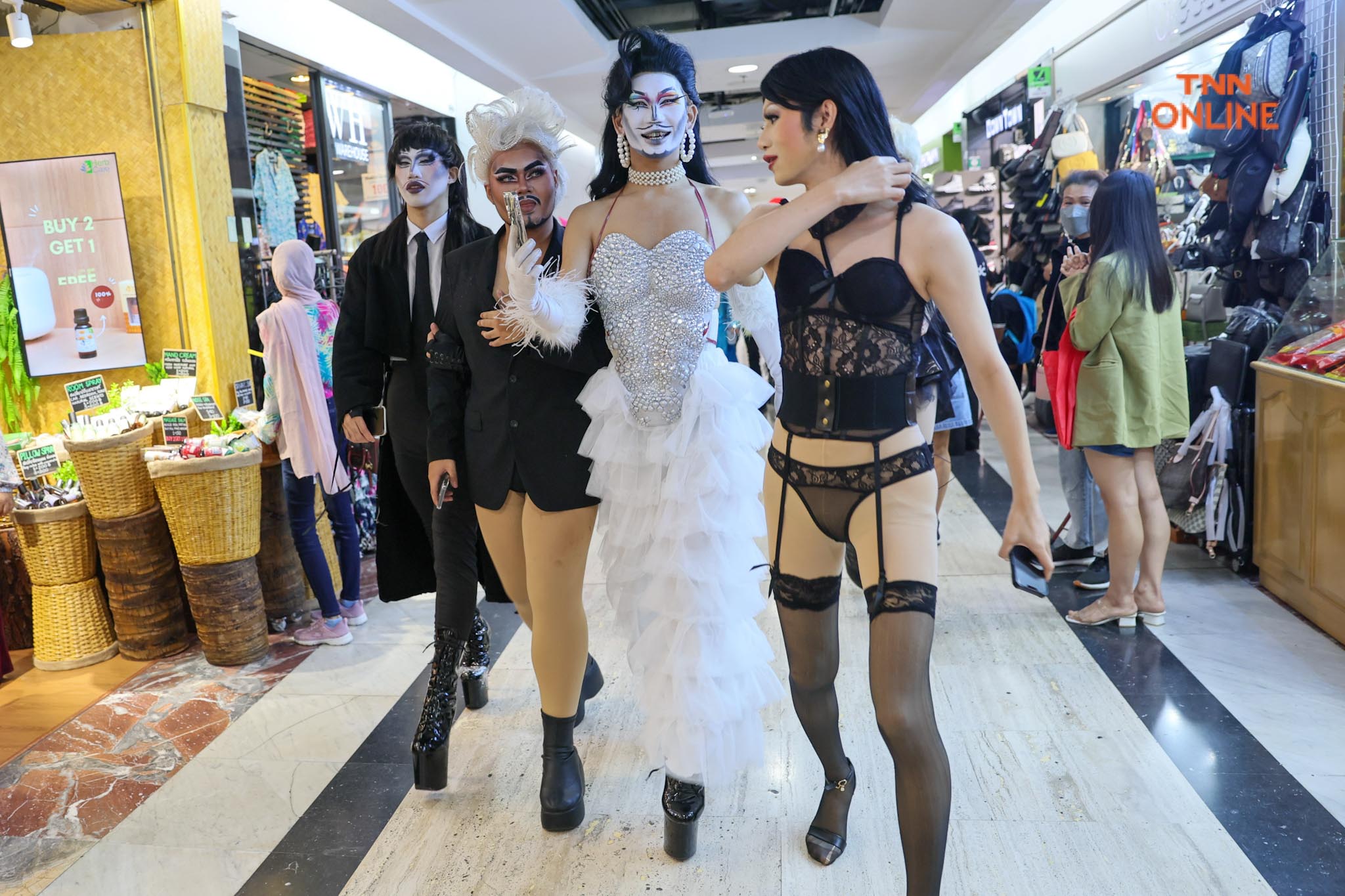 ครั้งแรกกับ DRAG PRIDE  แฟชั่นโชว์บน Runway ยาวกว่า 700 เมตร