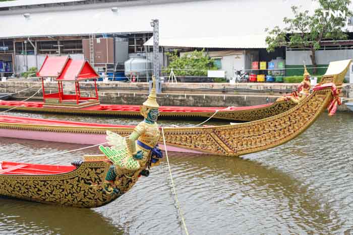 สำนักช่างสิบหมู่ ติดผ้าม่าน ผ้าหน้าจั่ว พร้อมซ่อมปิดทองกราบเรือพระที่นั่ง